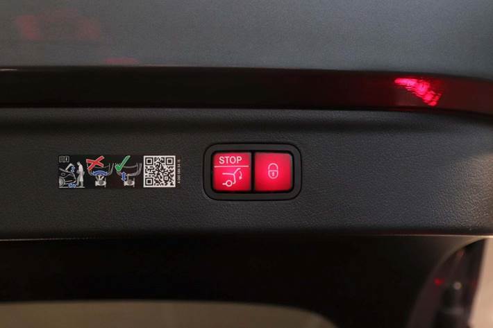 Grå Mercedes EQE300 SUV fra 2024