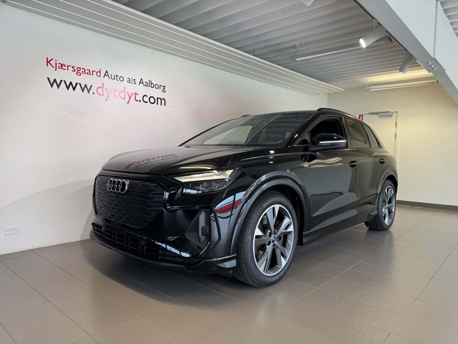 Sort Audi Q4 e-tron fra 2022 set udefra