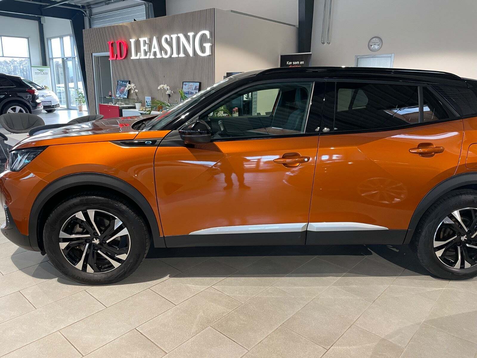 Orange Peugeot e-2008 fra 2023