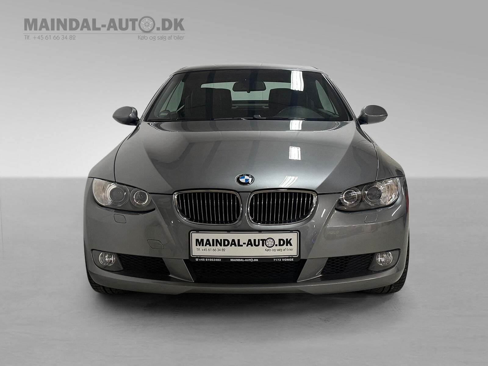 Sort BMW 325i fra 2007 set udefra