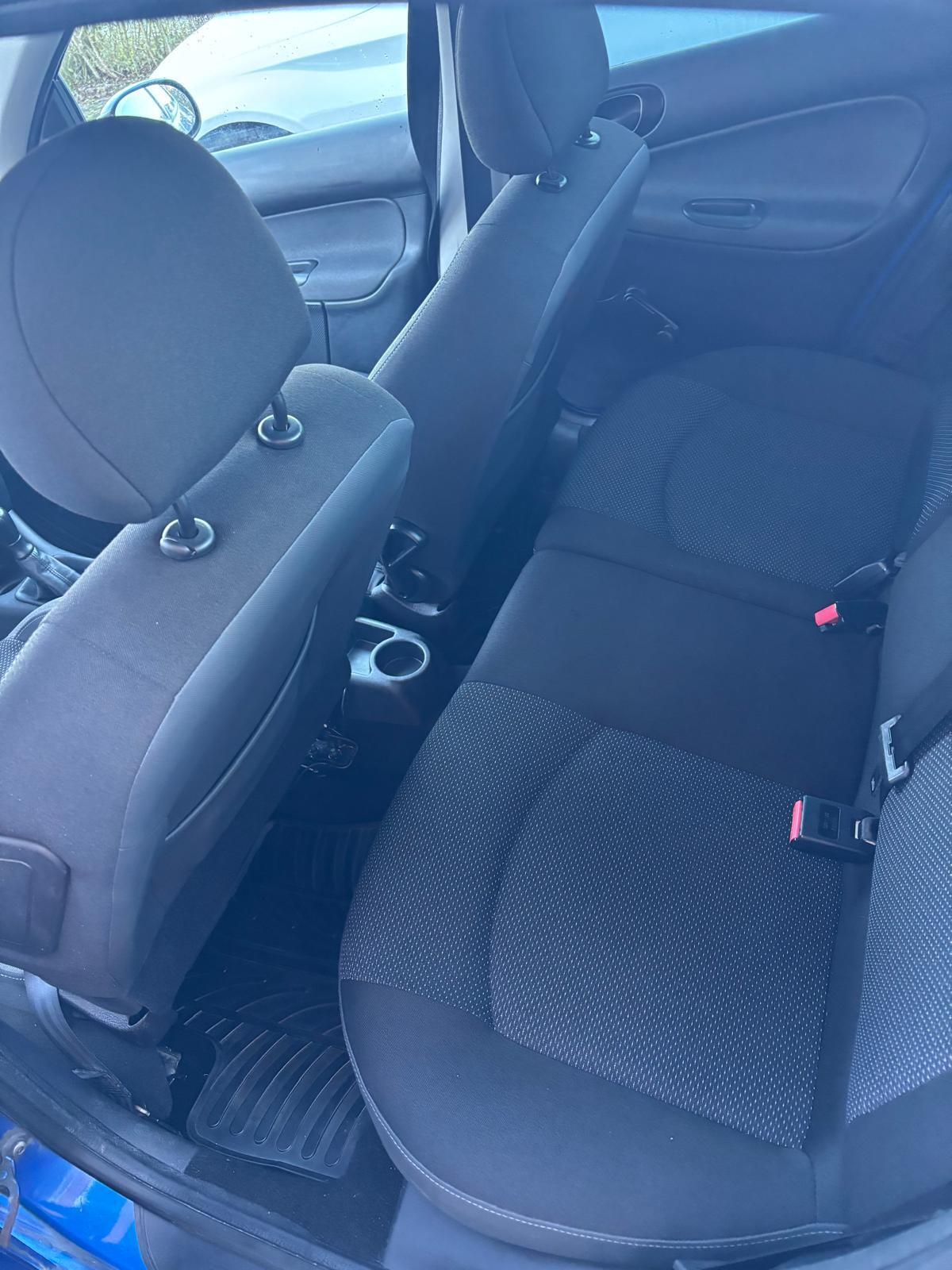 Blå Peugeot 206 fra 2011