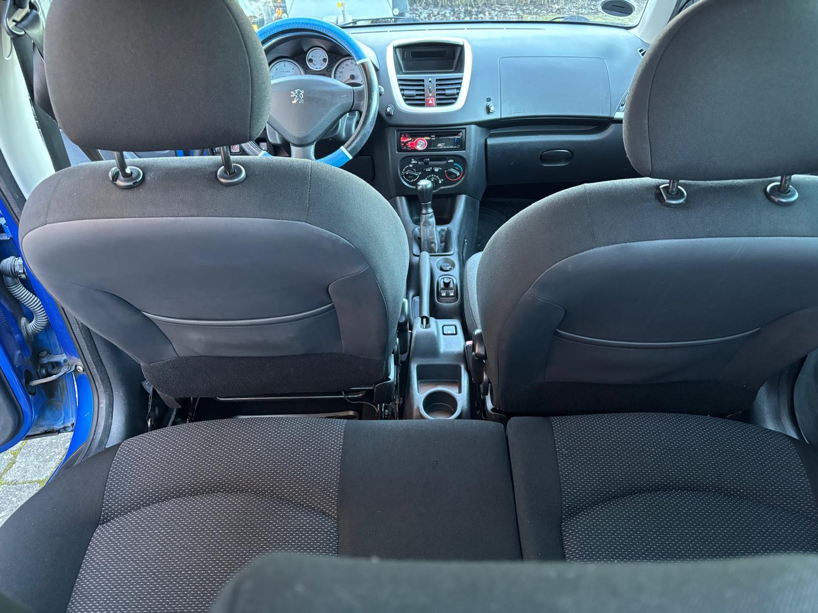 Blå Peugeot 206 fra 2011