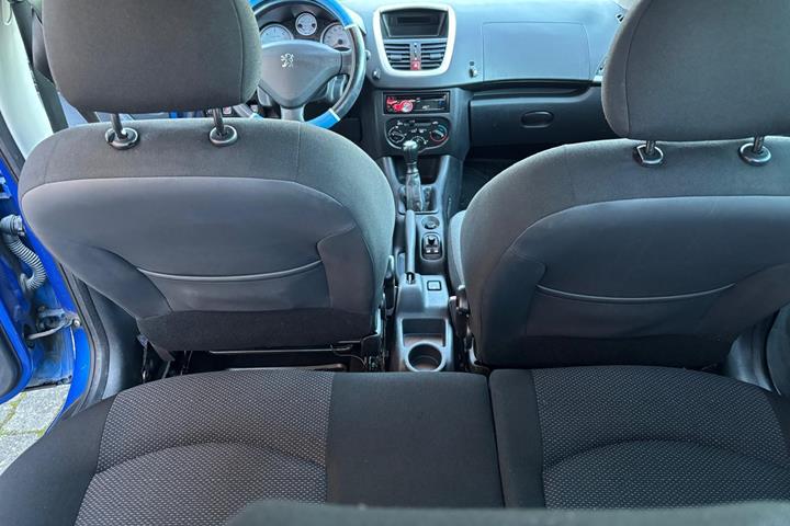 Blå Peugeot 206 fra 2011