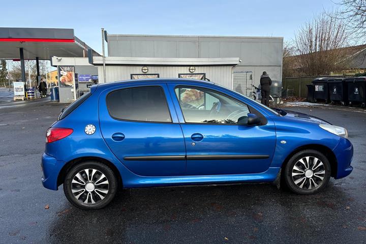 Blå Peugeot 206 fra 2011