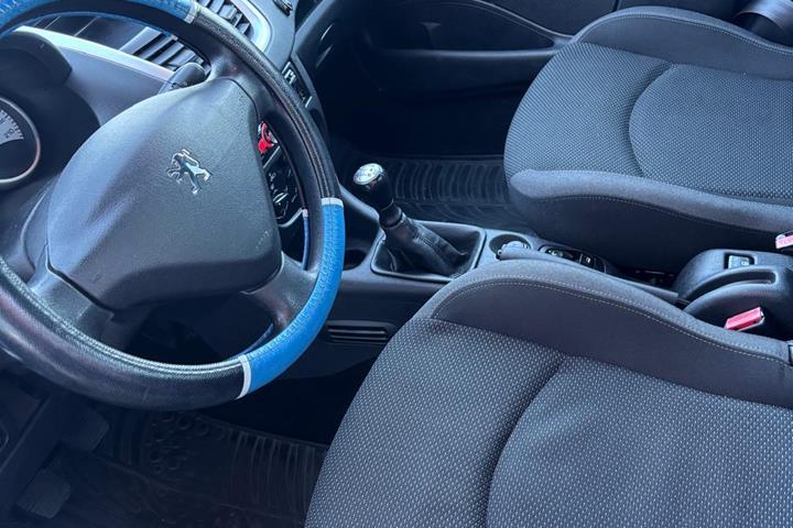 Blå Peugeot 206 fra 2011