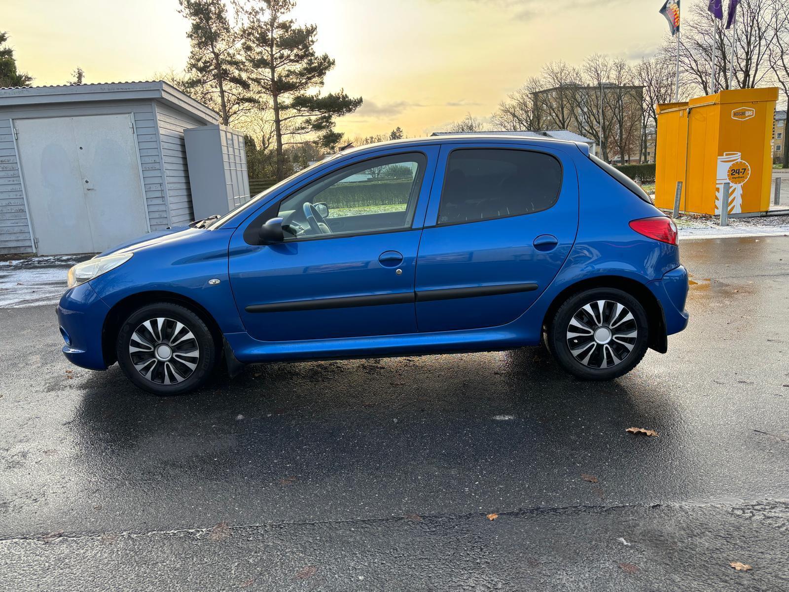 Blå Peugeot 206 fra 2011