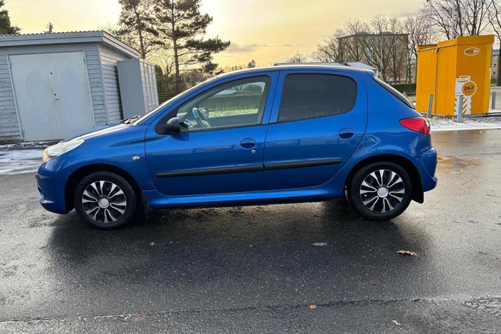 Blå Peugeot 206 fra 2011