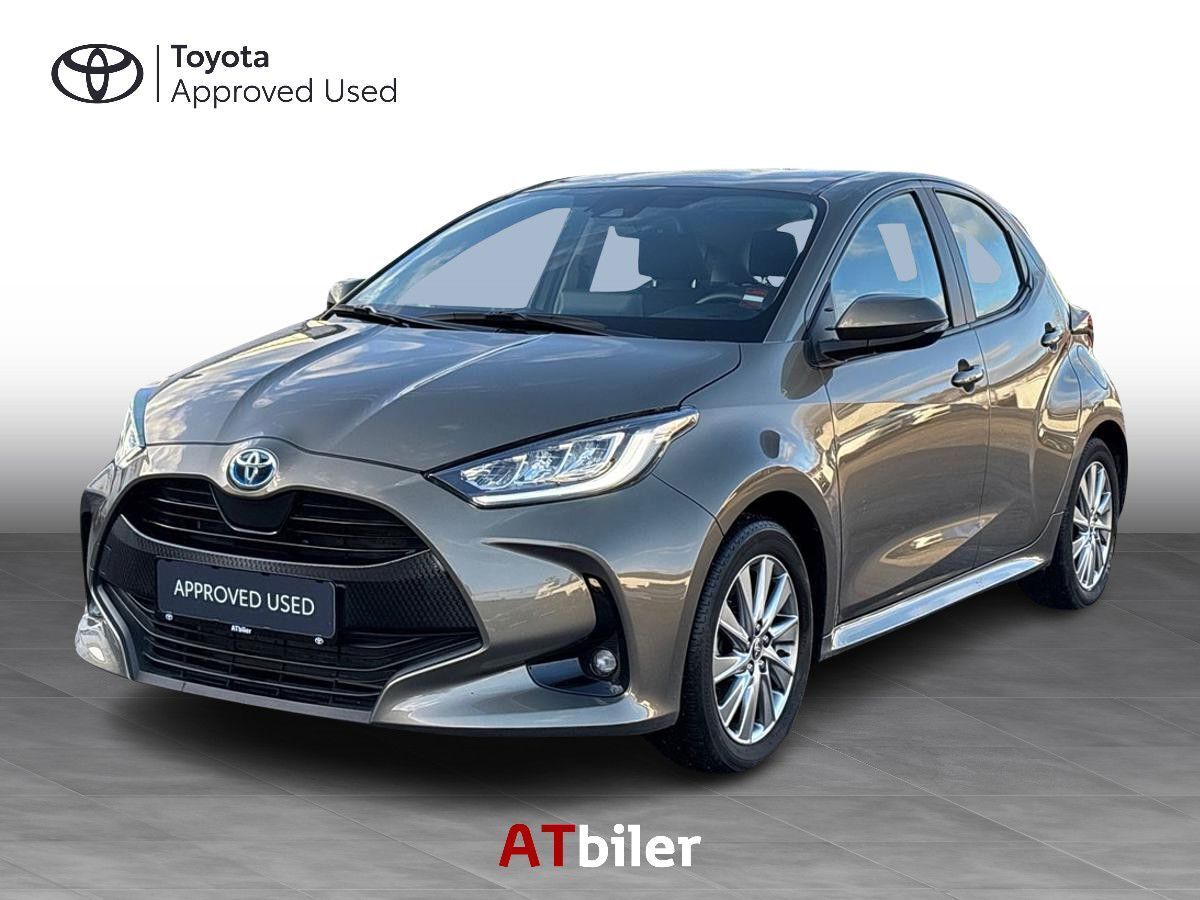 Bronze Toyota Yaris fra 2023 set udefra