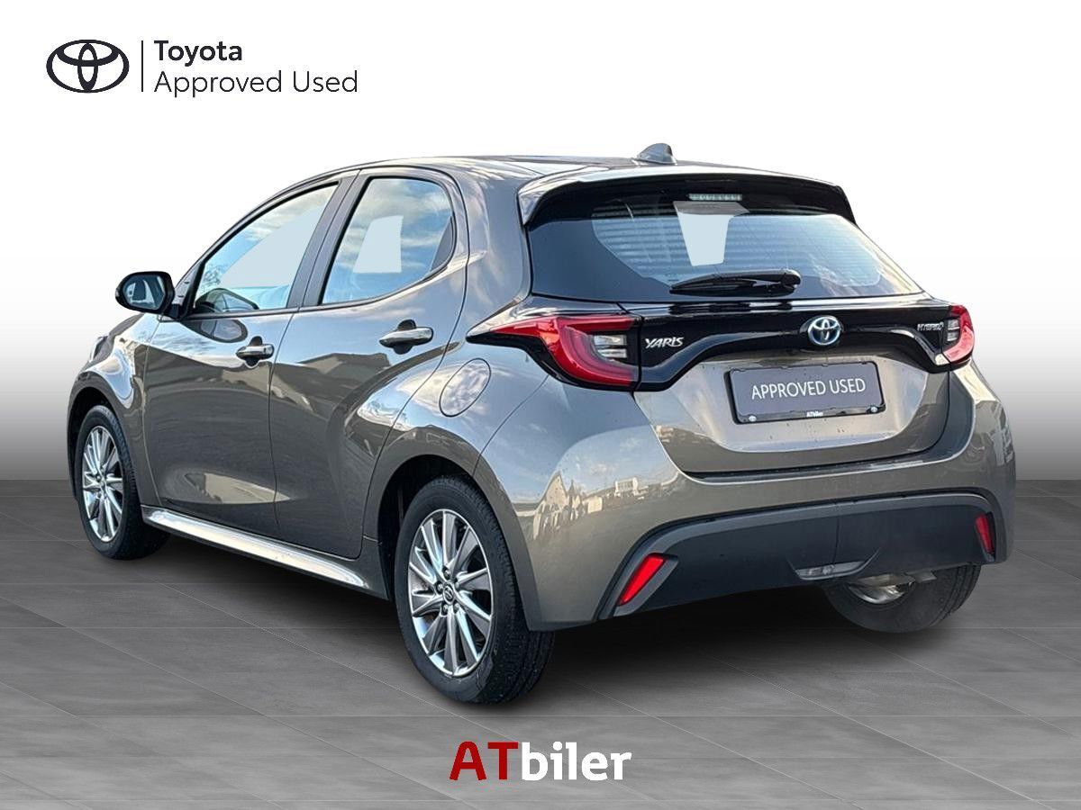 Bronze Toyota Yaris fra 2023