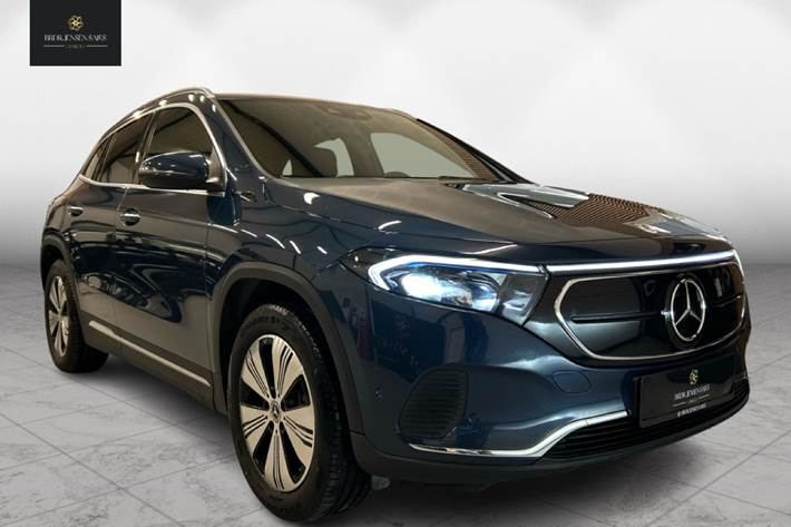 Blå Mercedes EQA 300 fra 2022 set udefra