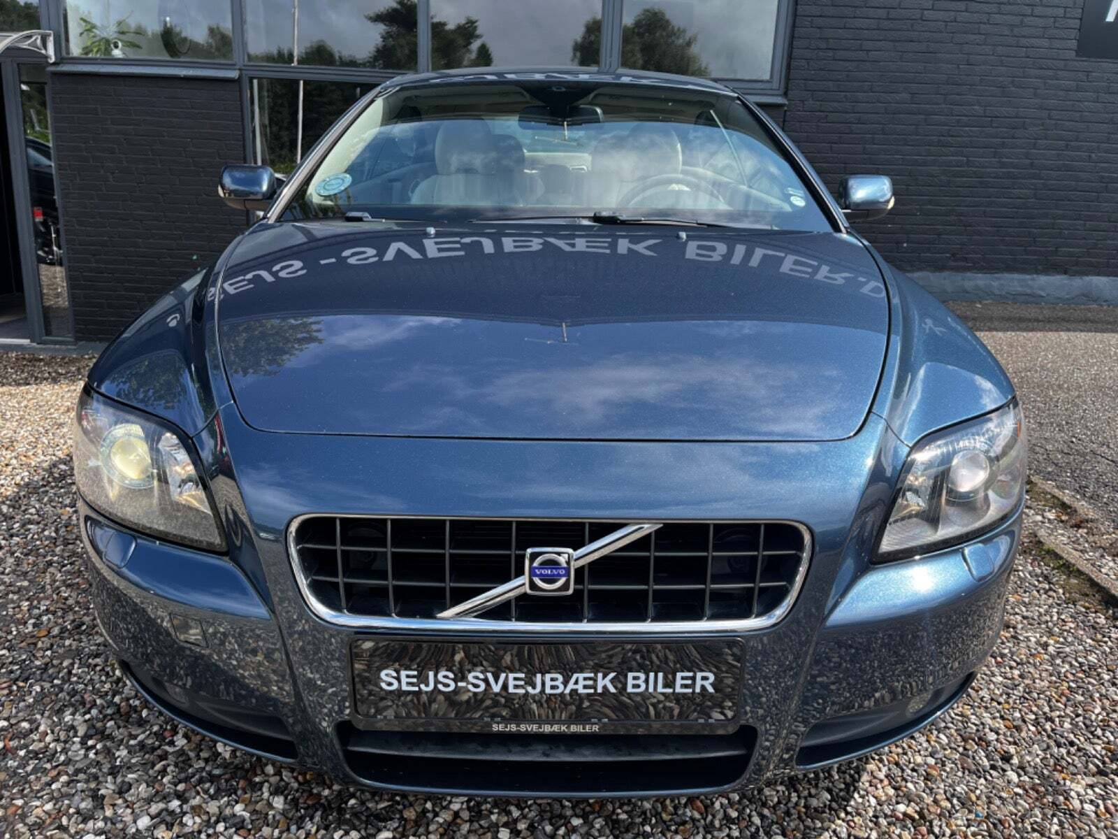 Blå Volvo C70 fra 2007 set udefra
