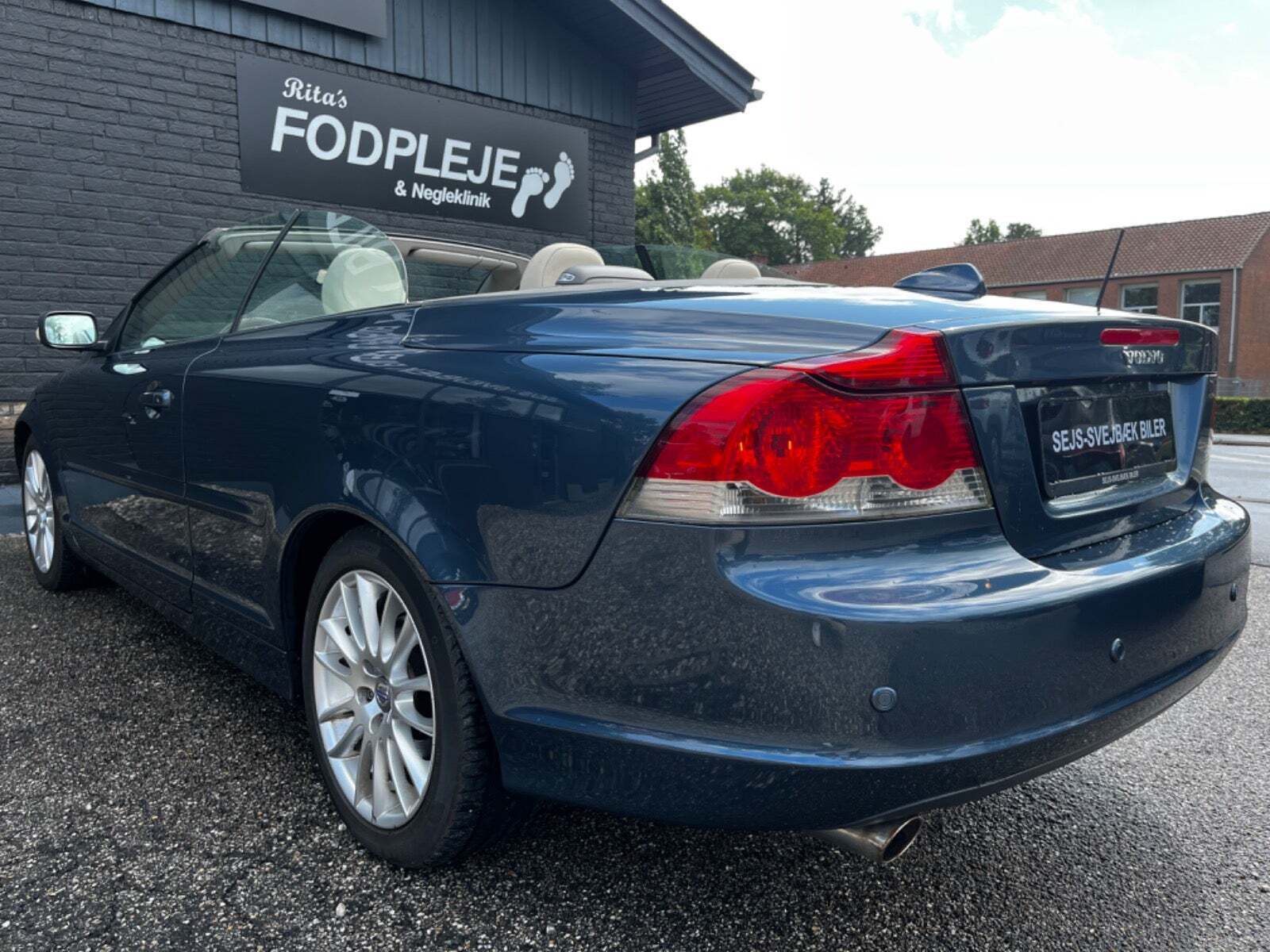 Blå Volvo C70 fra 2007 set udefra