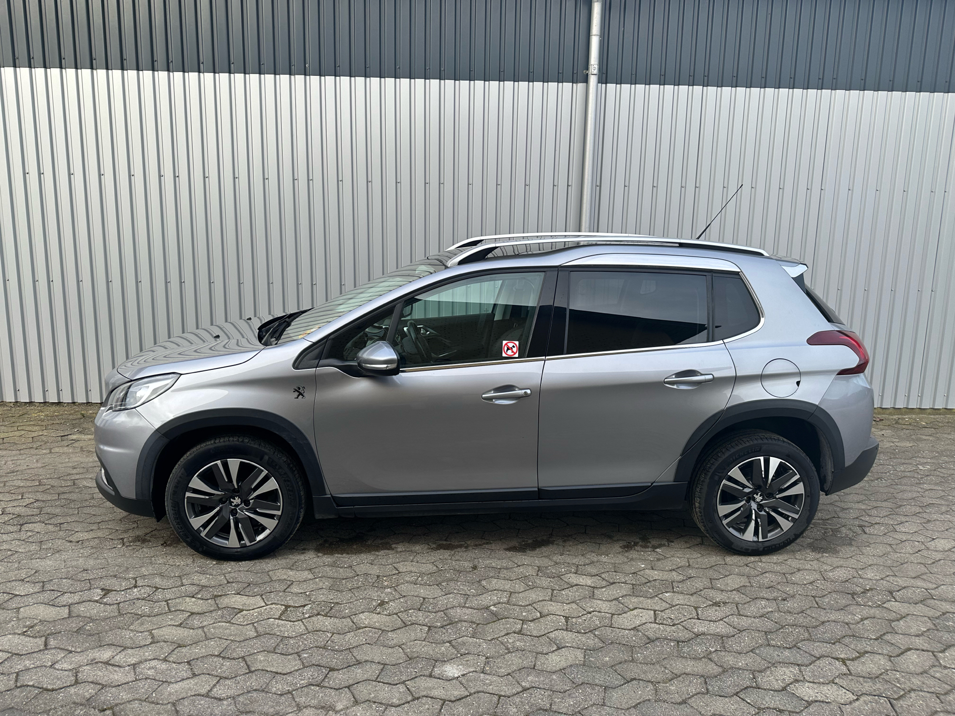 Peugeot 2008 1,6 BlueHDi Desire Sky 100HK