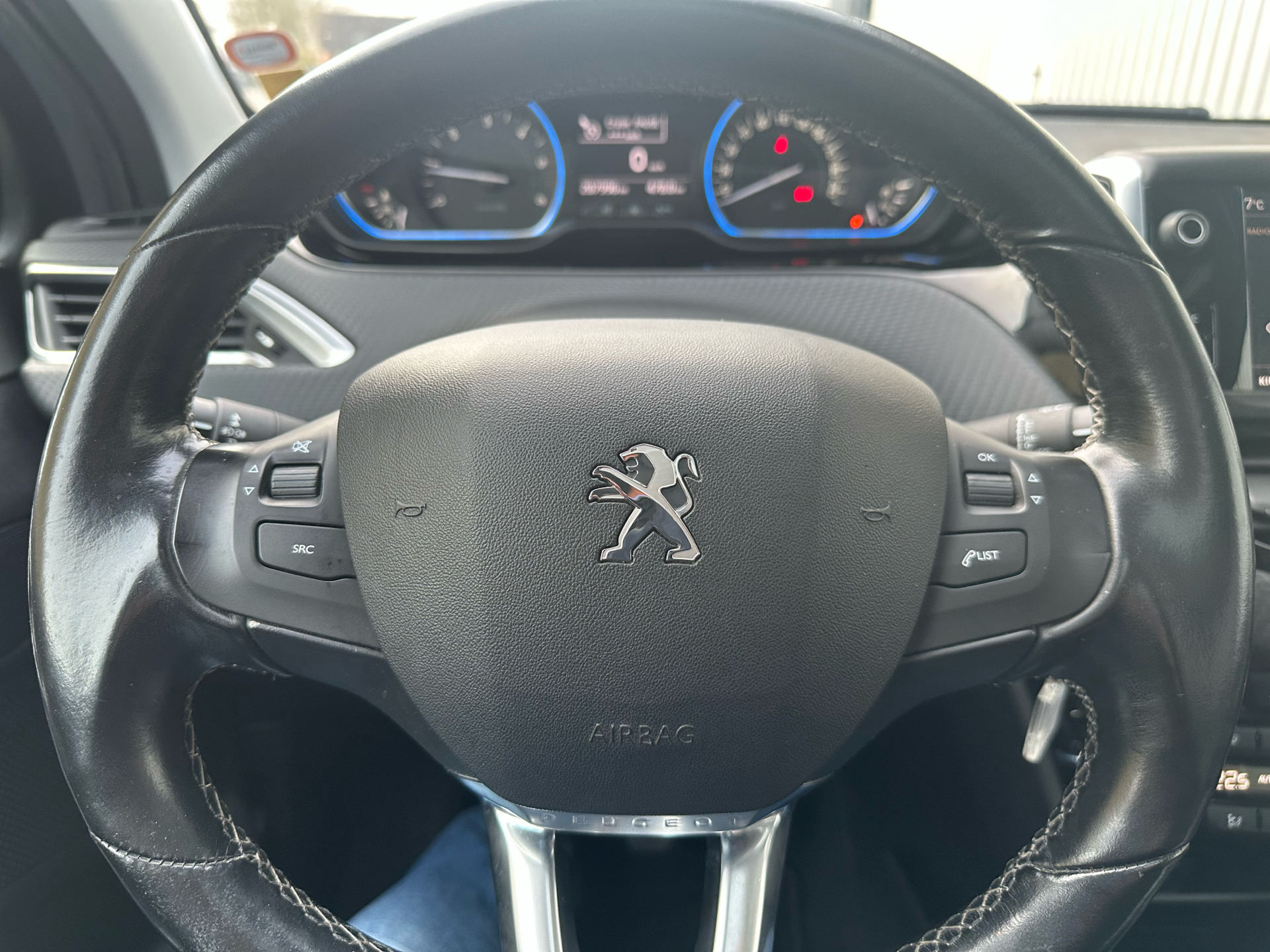 Grå Peugeot 2008 fra 2017