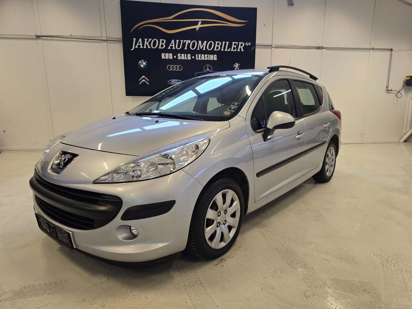 Sølv Peugeot 207 fra 2009 set udefra