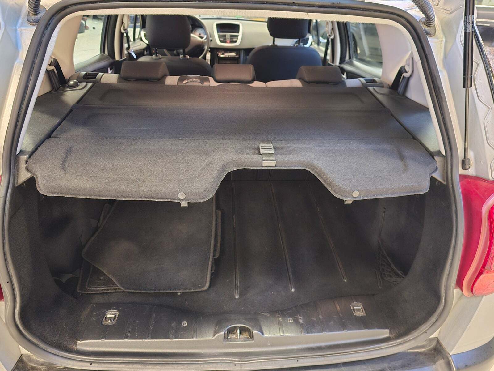 Sølv Peugeot 207 fra 2009