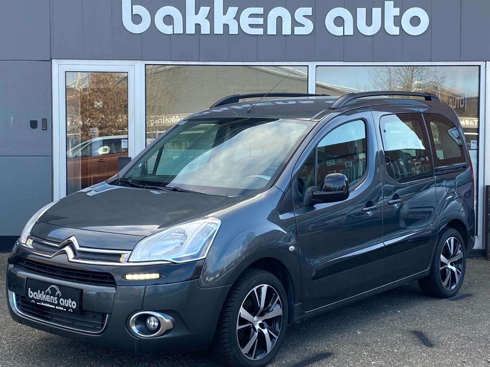 Grå Citroën Berlingo fra 2014 set udefra