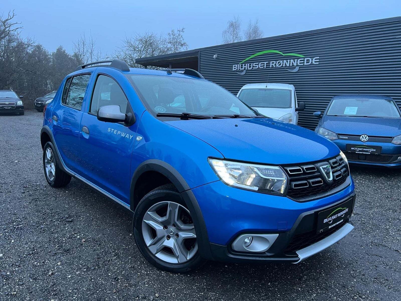 Blå Dacia Sandero Stepway fra 2017 set udefra