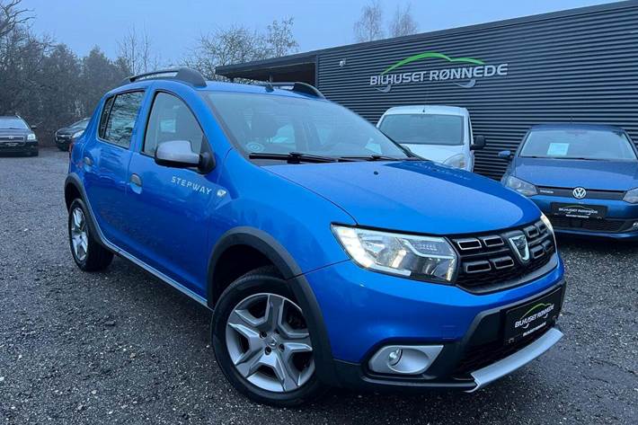 Blå Dacia Sandero Stepway fra 2017 set udefra
