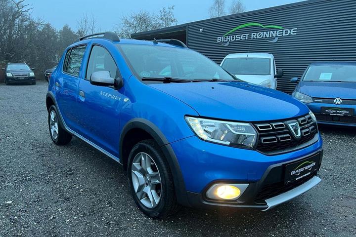 Blå Dacia Sandero Stepway fra 2017