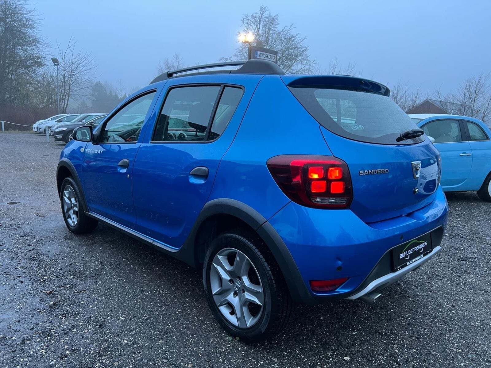Blå Dacia Sandero Stepway fra 2017