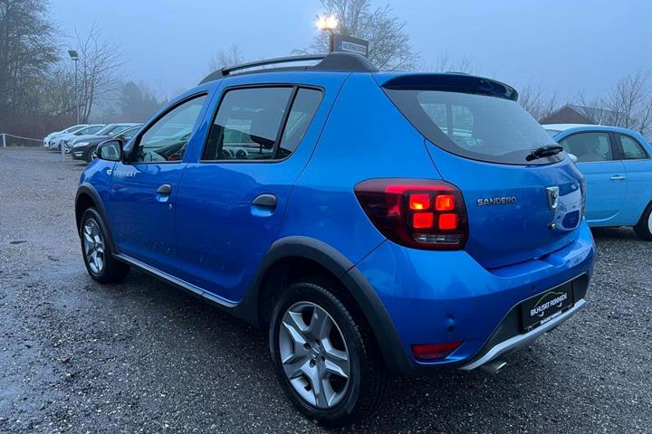 Blå Dacia Sandero Stepway fra 2017