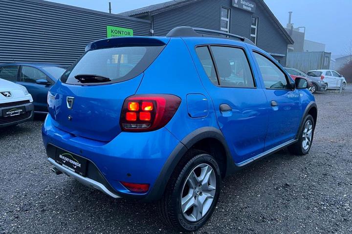Blå Dacia Sandero Stepway fra 2017