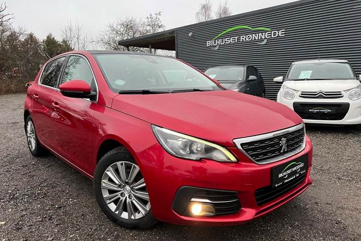 Rød Peugeot 308 fra 2018 set udefra