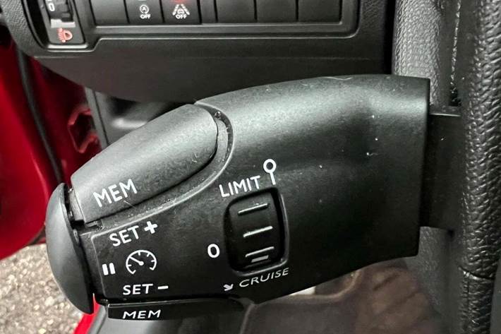 Rød Peugeot 308 fra 2018