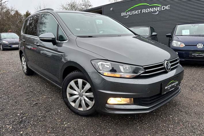Grå VW Touran fra 2017 set udefra