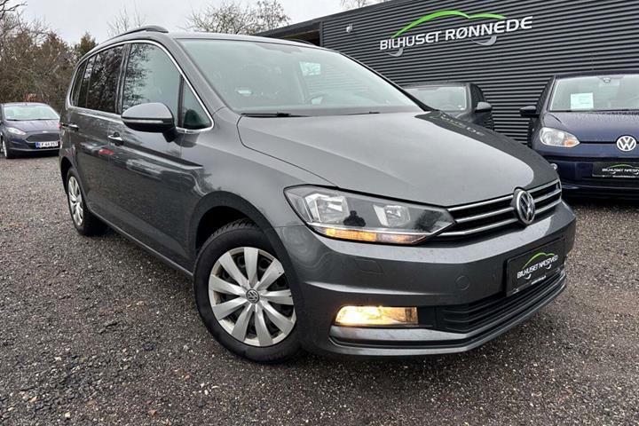 Grå VW Touran fra 2017 set udefra
