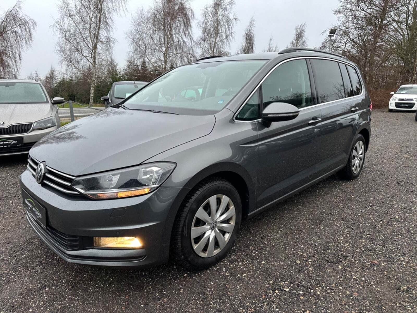 Grå VW Touran fra 2017