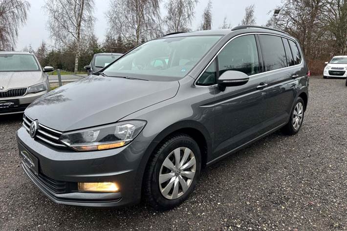 Grå VW Touran fra 2017