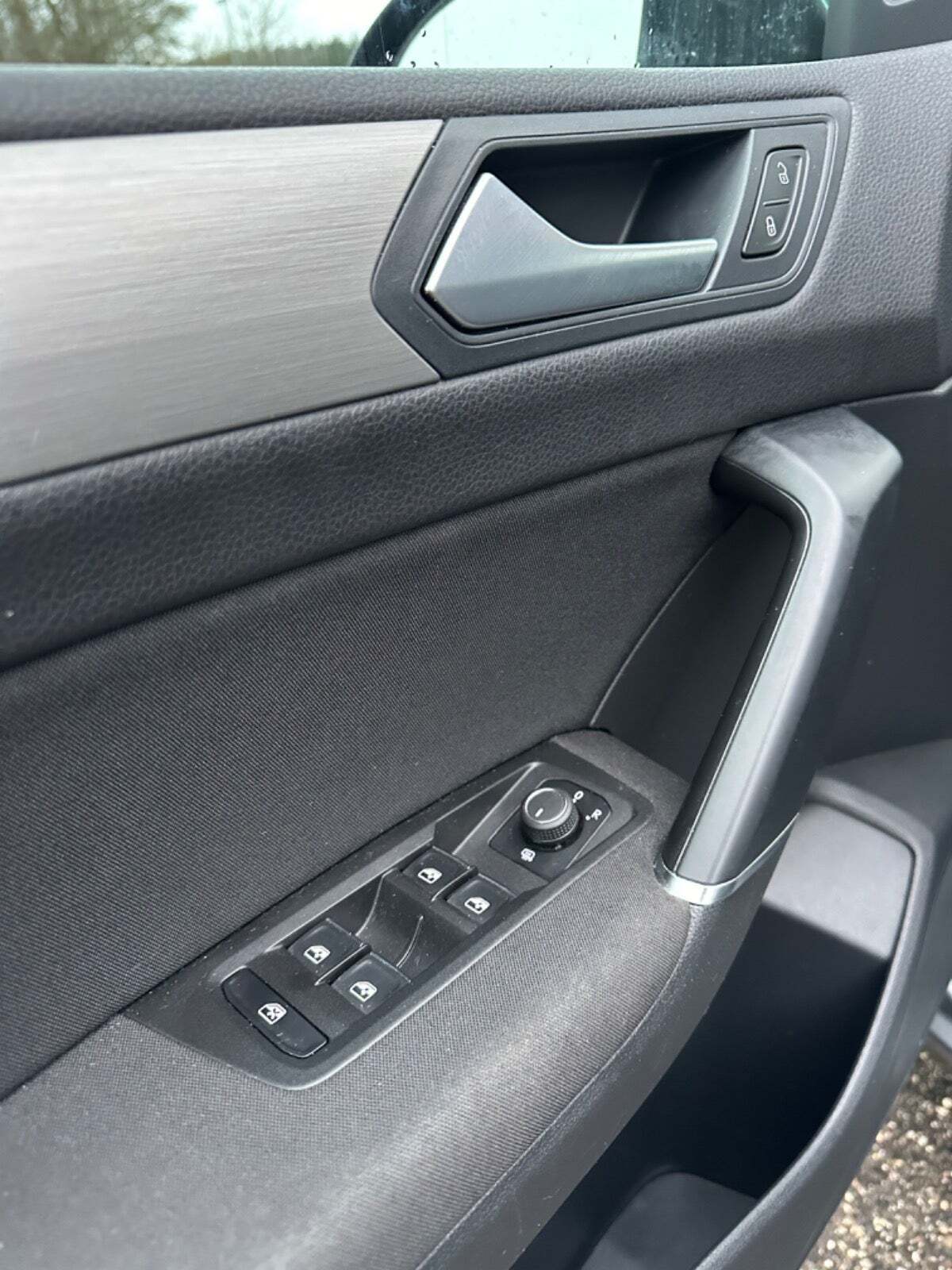 Grå VW Touran fra 2017