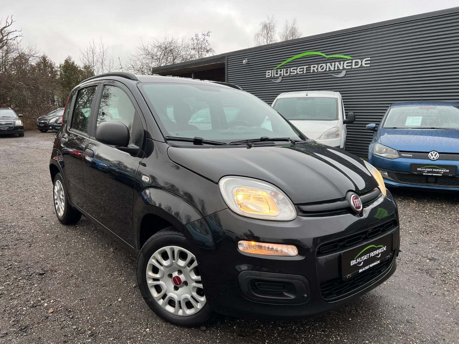 Sort Fiat Panda fra 2015 set udefra