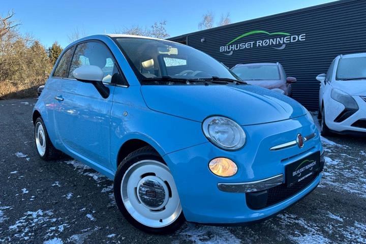 Blå Fiat 500 fra 2014 set udefra