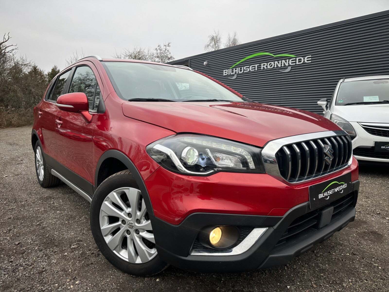 Rød Suzuki S-Cross fra 2018 set udefra