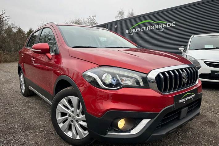 Rød Suzuki S-Cross fra 2018 set udefra
