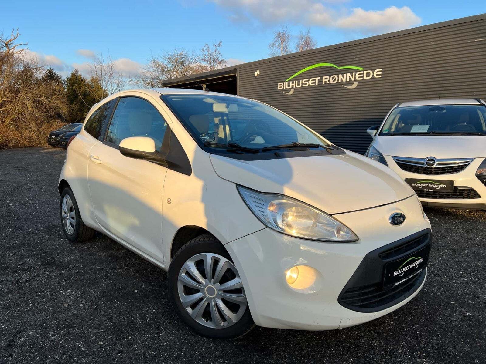 Hvid Ford Ka fra 2011 set udefra