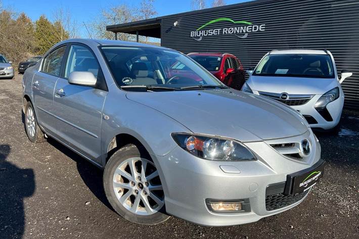 Sølv Mazda 3 fra 2009 set udefra