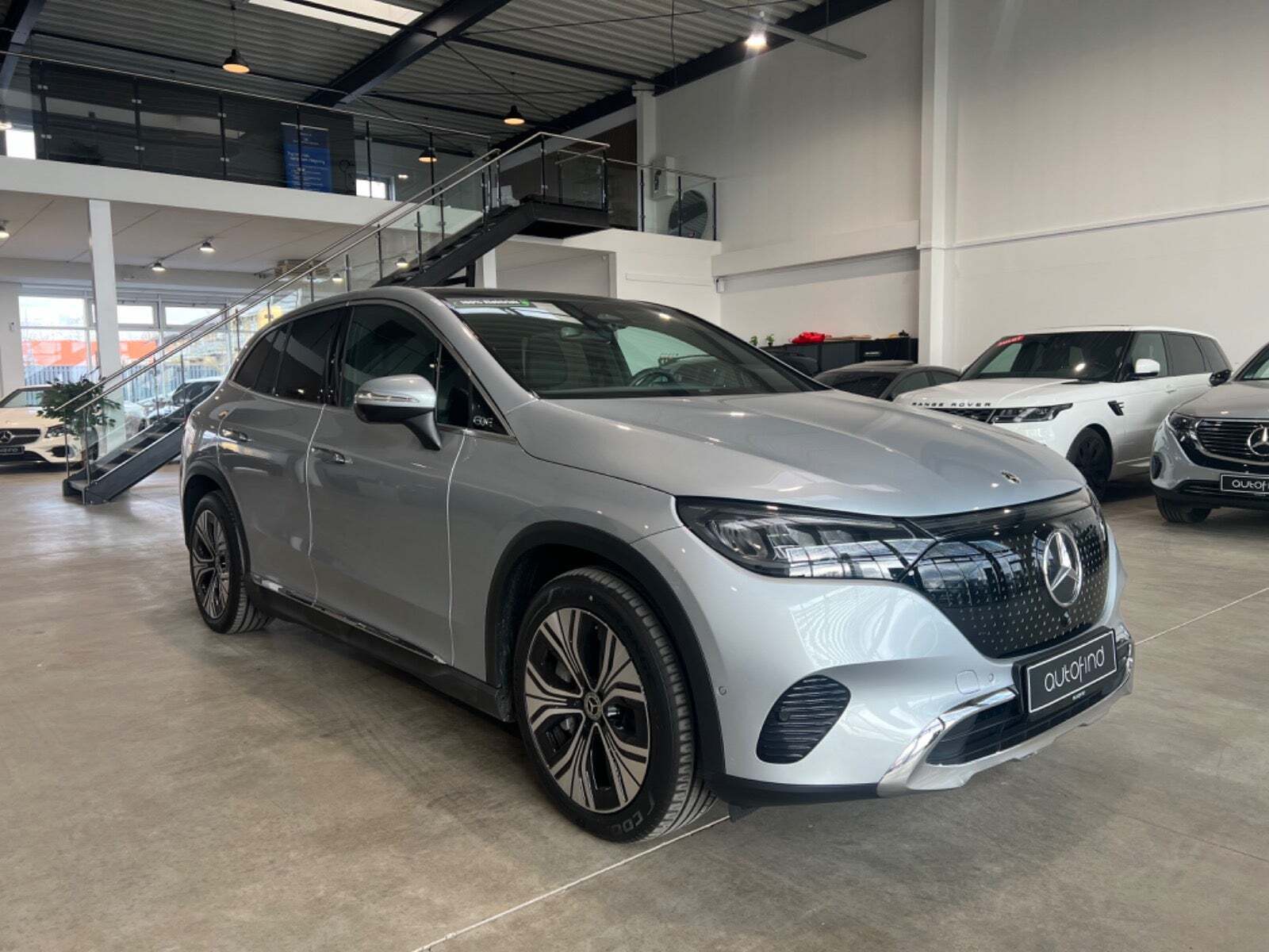 Sølv Mercedes EQE350+ SUV fra 2024 set udefra