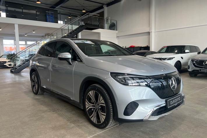 Sølv Mercedes EQE350+ SUV fra 2024 set udefra