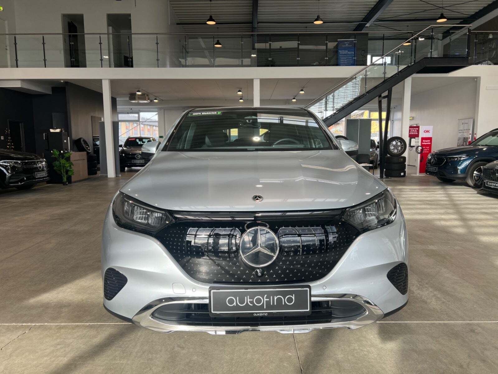 Sølv Mercedes EQE350+ SUV fra 2024 set udefra