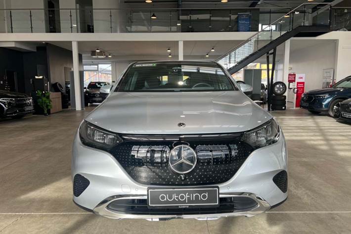 Sølv Mercedes EQE350+ SUV fra 2024 set udefra