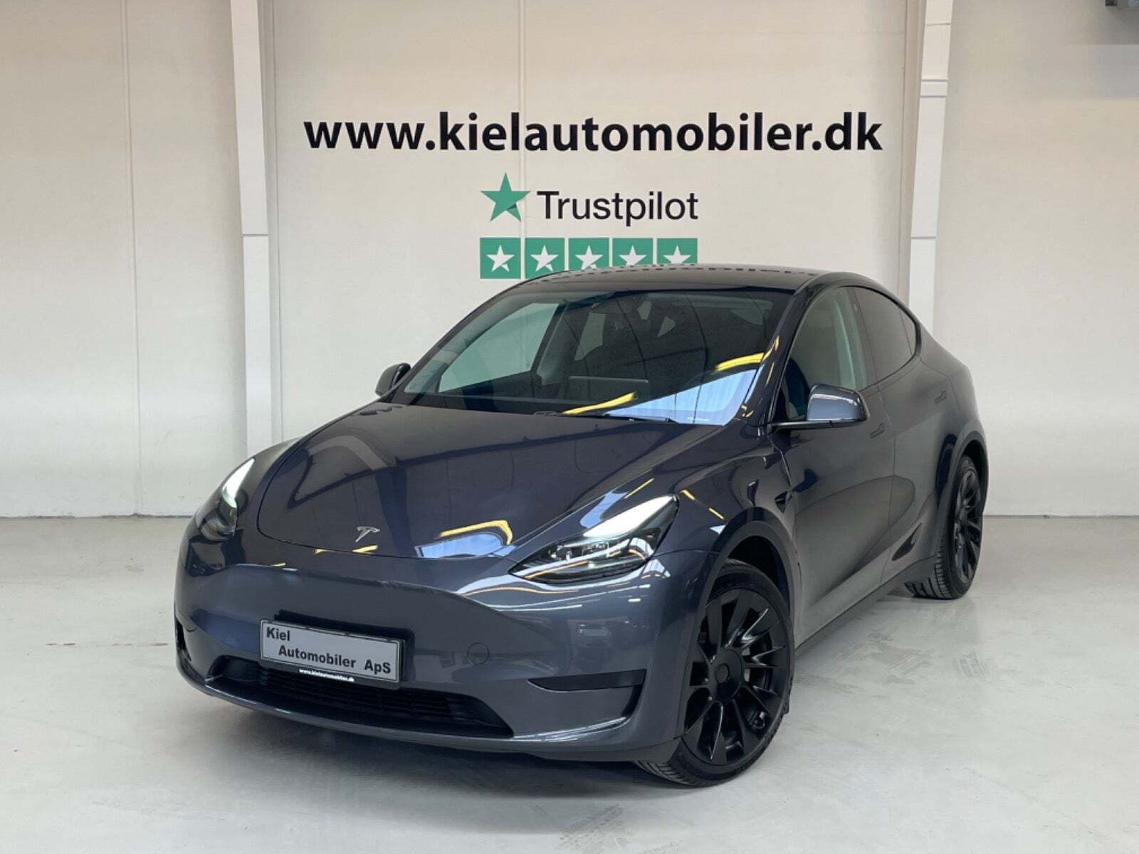 undefined Tesla Model Y fra 2023 set udefra