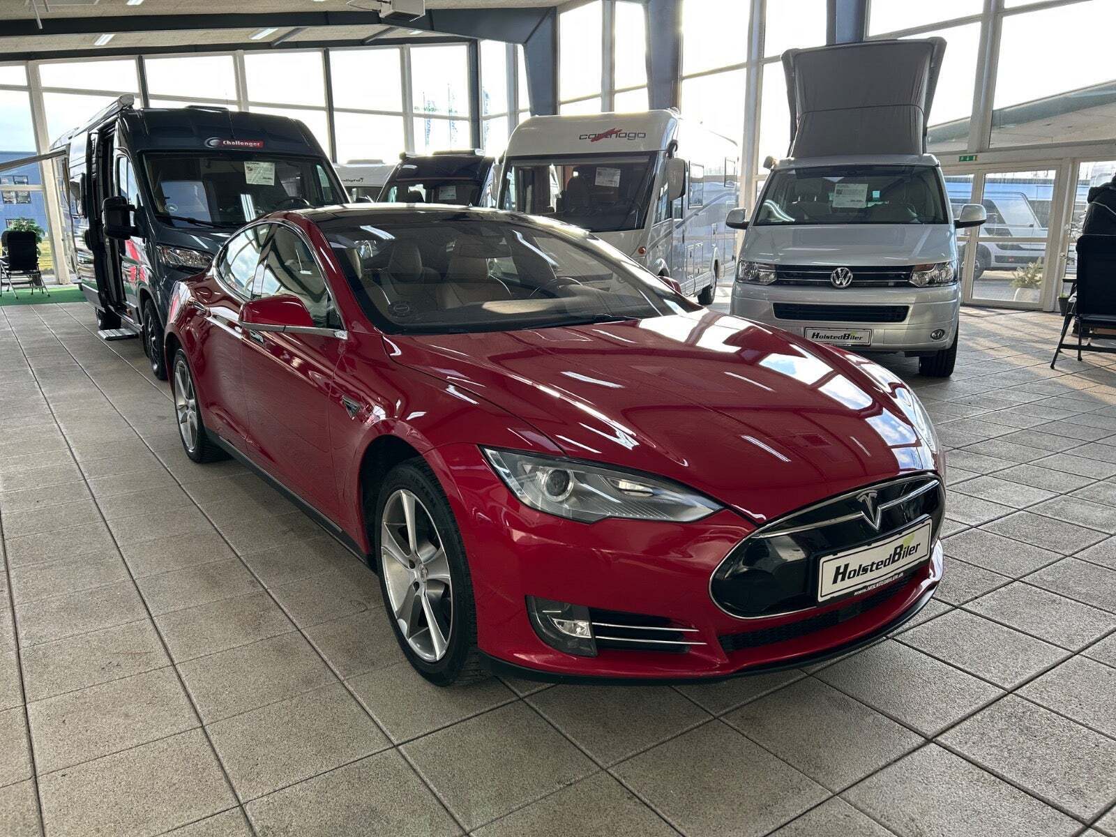 Rød Tesla Model S fra 2015