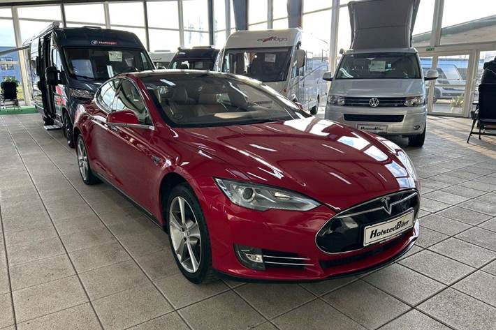 Rød Tesla Model S fra 2015