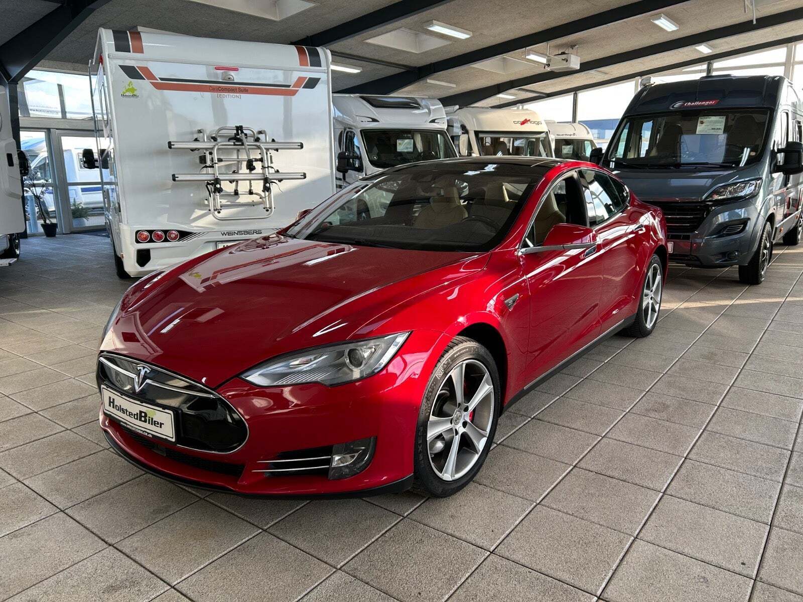 Rød Tesla Model S fra 2015