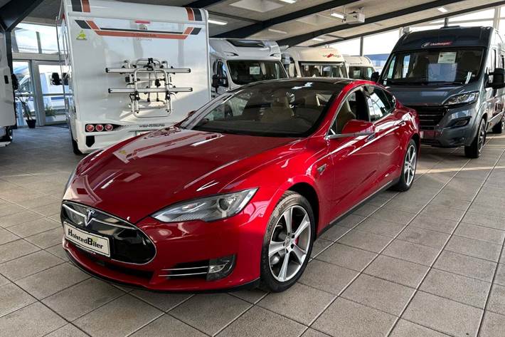 Rød Tesla Model S fra 2015