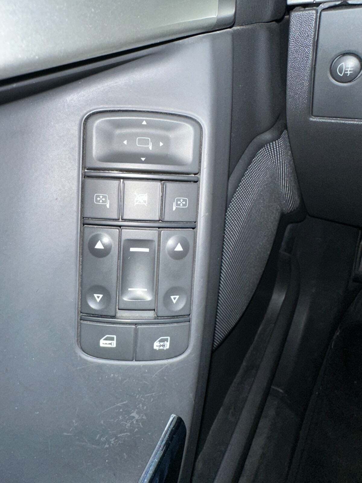 Sølv Opel Vectra fra 2009 set indefra